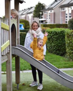 Kind van de glijbaan